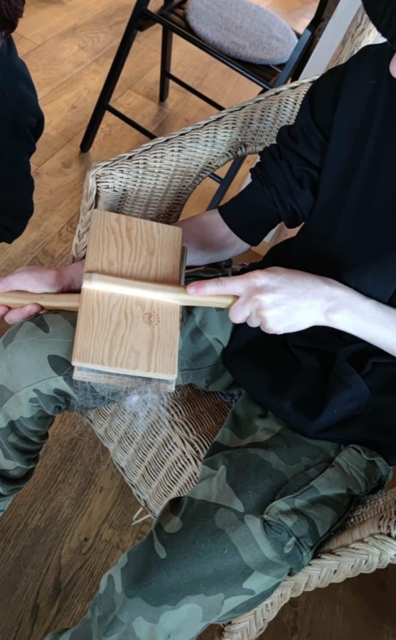 Opracovávání dřevěného špalíku rukama